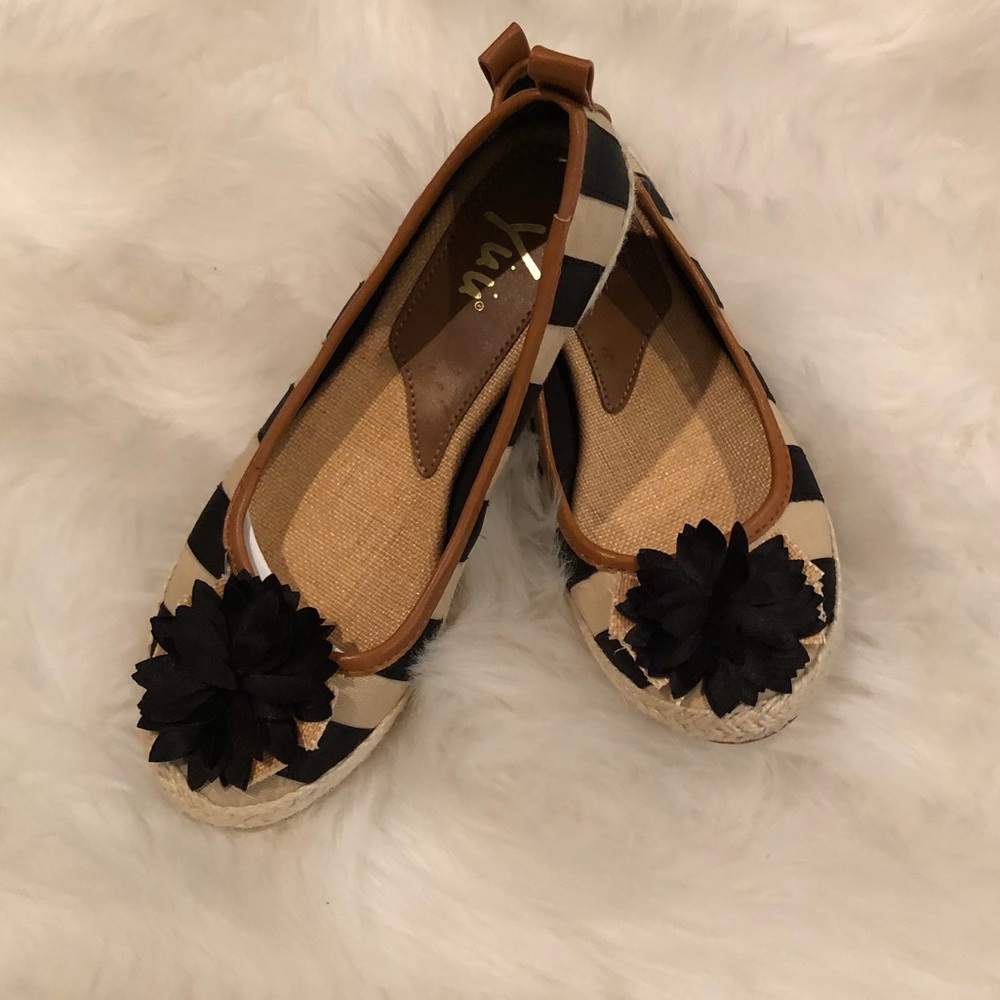 NWOB YUU Black Tan Striped Flower Espadrille Flat